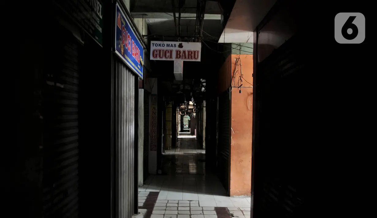 Suasana saat Pasar Perumnas Klender ditutup sementara, Jakarta, Rabu (10/6/2020). Pasar Perumnas Klender terpaksa ditutup sementara setelah ditemukannya sebanyak 20 pedagang postif Covid-19 berdasarkan hasil tes swab yang dilakukan beberapa waktu lalu. (merdeka.com/Iqbal S. Nugroho)