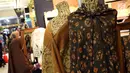 Pengunjung melihat-lihat kerajinan yang dipamerkan pada stand-stand KriyaNusa 2018 di Jakarta Convention Center, Jakarta, Sabtu (29/9). Pameran yang digagas Dewan Kerajinan Nasional berlangsung hingga 30 September. (Liputan6.com/Helmi Fithriansyah)