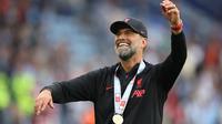Manajer Liverpool, Jurgen Klopp, berhasil membawa timnya menjuarai Community Shield 2022 setelah mengalahkan Manchester City dengan skor 3-1 di King Power Stadium, Sabtu (30/7/2022) malam WIB. (AFP/Nigel Roddis)