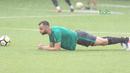 Ilija Spasojevic melakukan PLANK sebelum berlatih bersama timnas Indonesia U-23 di Lapangan A,B,C, Senayan, Jakarta (18/2/2018). Latihan ini merupakan persiapan Asian Games 2018. (Bola.com/Nick Hanoatubun)