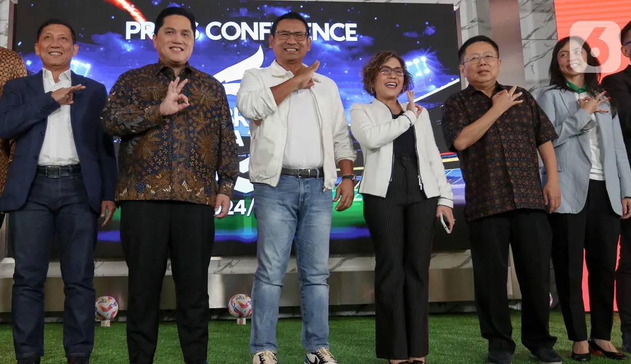 Direktur Utama PT Liga Indonesia Baru (LIB) Ferry Paulus bersama Ketua Umum Persatuan Sepakbola Seluruh Indonesia (PSSI) Erick Thohir, Wakil Direktur Utama PT Bank Rakyat Indonesia (Persero) Tbk Catur Budi Harto dan Direktur Surya Citra Media (SCM) Harsiwi Achmad (kiri ke kanan) usai memberikan keterangan terkait penyelenggaraan BRI Liga 1 Indonesia musim 2024-2025 di di Auditorium Brilian Center BRI, Jakarta, Selasa (6/8/2024). (Liputan6.com/Herman Zakharia)