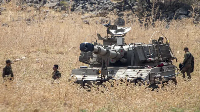 FOTO: Ketegangan Meningkat, Militer Israel Bergerak ke Perbatasan Lebanon