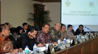 Anggota BPK Eddy Mulyadi Soepardi (tengah) menerima kunjungan Komisi III DPR di Gedung BPK, Jakarta, Selasa (19/4). Mereka melakukan rapat konsolidasi dengan BPK terkait hasil audit pembelian RS Sumber Waras oleh Pemprov DKI. (Liputan6.com/Johan Tallo)