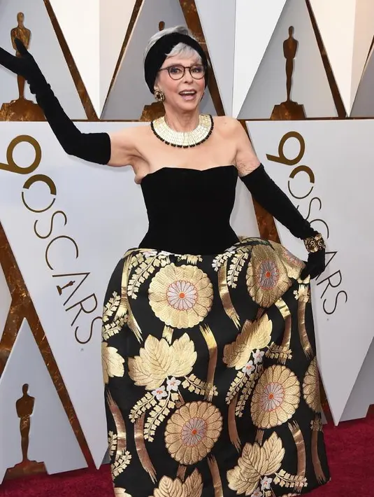 Rita Morena mengenakan dress yang sama saat ia menghadiri Oscar pada tahun 1962. Tetap cantik! (AP/news.com.au)