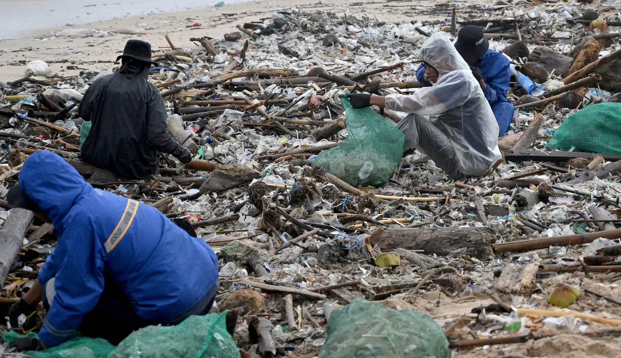 Kotornya pantai-pantai di Bali akibat kiriman sampah laut mendapatkan sorotan dari pelaku pariwisata dan wisatawan. (SONNY TUMBELAKA/AFP)