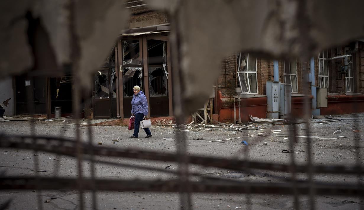 <p>Seorang wanita berjalan melewati lokasi ledakan di Kiev, Ukraina, Jumat (29/4/2022). Rusia menyerang Kiev tak lama setelah pertemuan antara Presiden Ukraina Volodymyr Zelenskyy dan Sekretaris Jenderal PBB António Guterres pada Kamis malam. (AP Photo/Emilio Morenatti)</p>