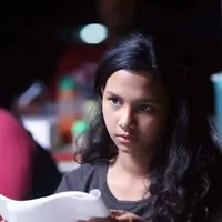 Sukses bersama girlband D'Jollies tidak membuat Darlene cepat puas. Menjajal akting dia tak mau disamakan dengan Cherrybelle.