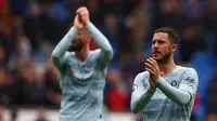 Gelandang Chelsea, Eden Hazard, menyapa suporter usai mengalahkan Cardiff pada laga Liga Inggris di Stadion Cardiff City, Wales, Sabtu (31//3). Cardiff kalah 1-2 dari Chelsea. (AFP/Geoff Caddick)
