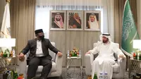 Menteri Agama atau Menag Yaqut Cholil Qoumas bertemu Menteri Haji dan Umrah Arab Saudi, Tawfiq F Rabiah pada Senin 11 Juli 2022 di Mina. (Dokumentasi MCH Kemenag)