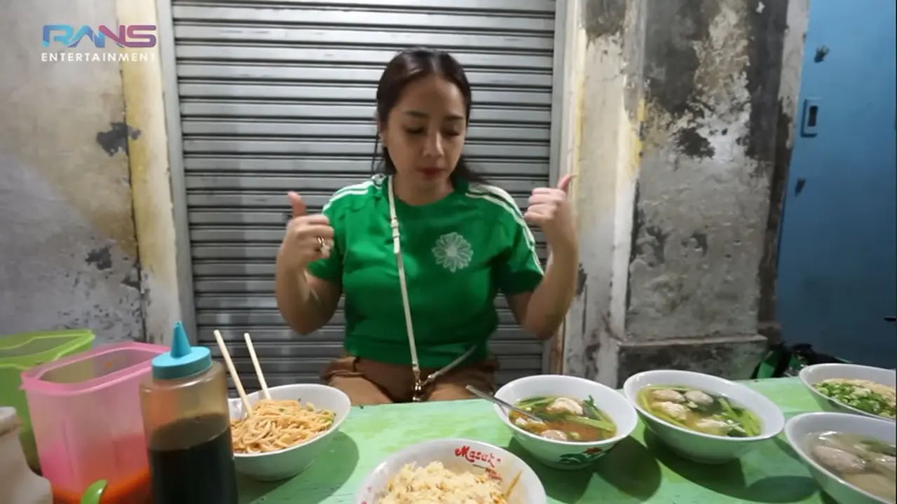 Nagita Slavina santai makan mie pinggir jalan