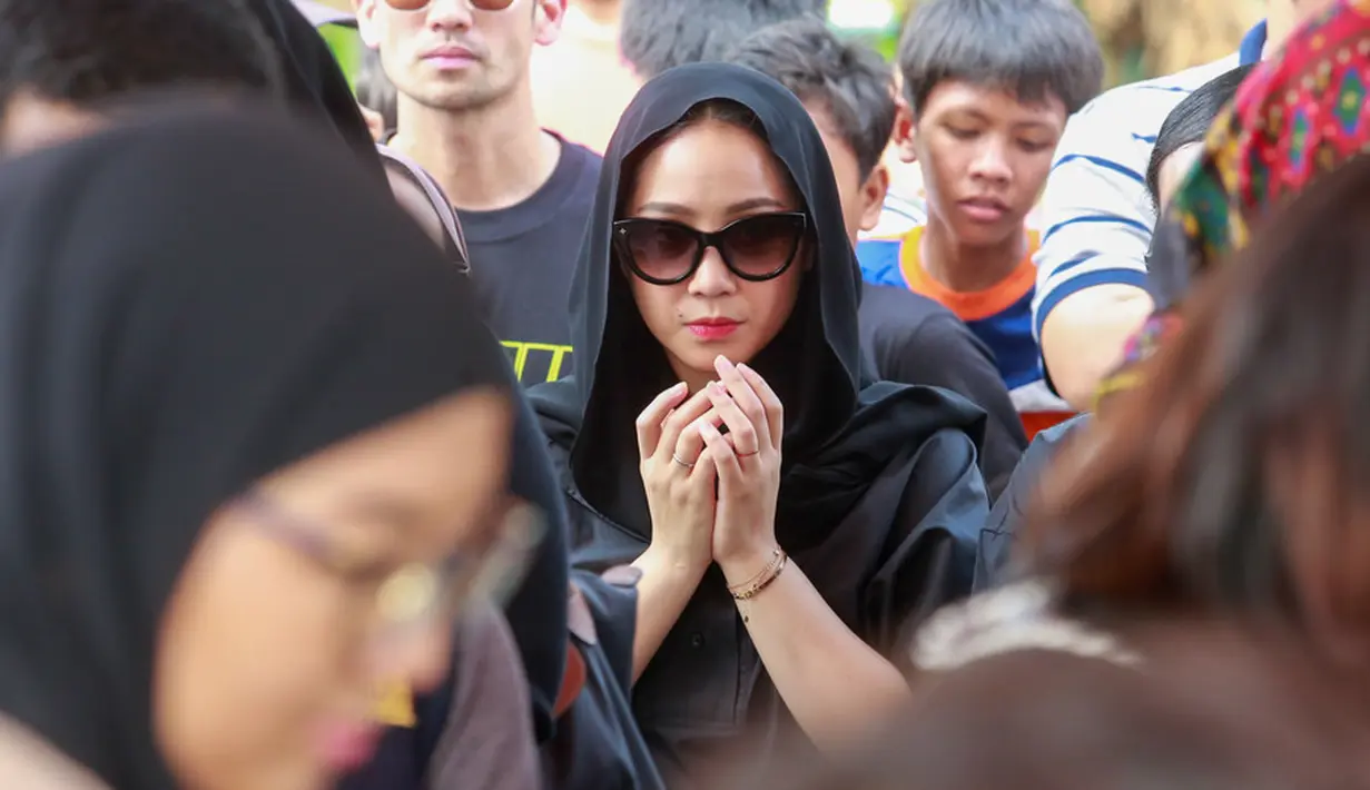 Selama ini, diketahui Nagita dan Jeje dikenal sangat dekat. Selain saudara, mereka juga bersahabat.Nagita ikut mendoakan langsung ibunda Jeje. [Foto;KapanLagi.com®/Muhammad Akrom Sukarya]