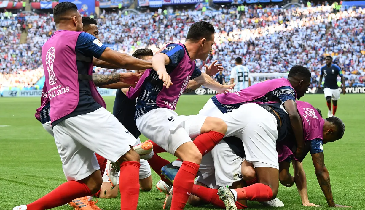 Para pemain Prancis merayakan gol yang dicetak Kylian Mbappe, ke gawang Argentina pada laga 16 besar Piala Dunia di Kazan Arena, Kazan, Sabtu (30/6/2018). Prancis menang 4-3 atas Argentina. (AFP/Franck Fife)
