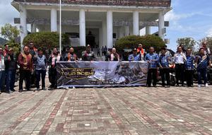 Rombongan peserta Maxi Tour Boemi Nusantara 2026 menyambangi kantor Bupati Toba. (Liputan6.com/Septian Pamungkas)