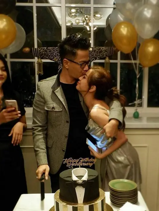 "Mudah-mudahan habis lebaran kita fokus untuk keluar. Sekarang proses untuk rekaman. Kalau yang dulu kan agak serius, sekarang gue mau pop RnB. Kemungkinan besar RnB kayak lagi I Believe I Can Fly," pungkas Delon Thamrin. (Instagram/delonthamrin)