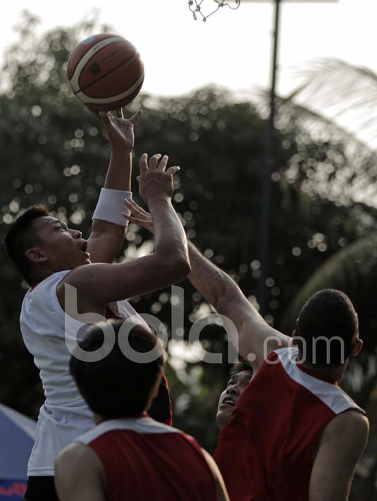Andi Batam (kiri) membela tim A Plus di turnamen basket Red Bull Reign 3x3 di Lapangan Pati Unus, Jakarta Sabtu (15/4/2017). (Bola.com/Peksi Cahyo)