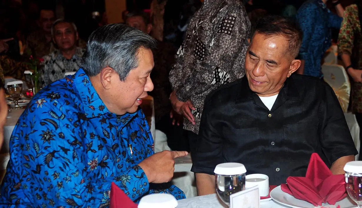 Susilo Bambang Yudhoyono (kiri) tampak berbincang dengan Menteri Pertahanan Ryamizard Ryacudu, Jakarta, Jumat (7/11/2014). (Liputan6.com/Johan Tallo) 