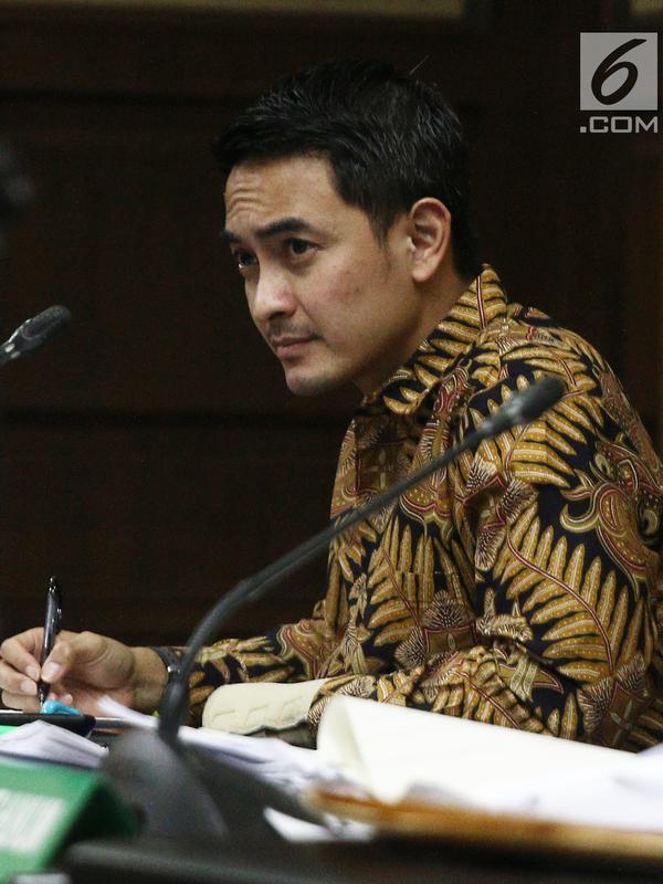 Gubernur nonaktif Jambi Zumi Zola mendengarkan keterangan saksi dalam sidang lanjutan perkara suap dan gratifikasi di Pengadilan Tipikor Jakarta, Kamis (10/10). Dalam sidang, Jaksa Penuntut Umum (JPU) menghadirkan 9 saksi. (Liputan6.com/Herman Zakharia)