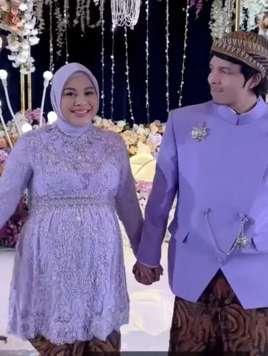 Sementara itu, Aurel tampil mengenakan atasan berpayet warna ungu serasi dengan kerudungnya. Dipadukan bawahan kain batik. Atta pun tampil gagah dengan beskap ungunya. [@aurelie.hermansyah]