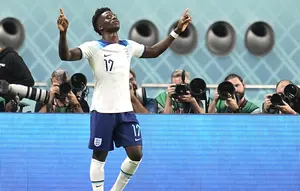 Pemain Timnas Inggris, Bukayo Saka melakukan selebrasi usai mencetak gol kedua ke gawang Timnas Iran dalam laga matchday pertama Grup B Piala Dunia 2022 di Khalifa International Stadium, Doha, Qatar, Senin (21/11/2022) malam WIB. (AP/Abbie Parr)