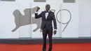 Khaby Lame berpose saat tiba untuk pemutaran film "Il Signore Delle Formiche" (Penguasa Semut) selama Venice Film Festival 2022 ke-79 di Lido di Venesia, Italia (6/9/2022). (AP Photo/Domenico Stinellis)