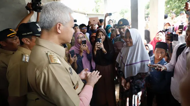 Gubernur Jawa Tengah Ganjar Pranowo, meninjau pembangunan rumah tidak layak huni (RTLH) yang berada di Desa Kunir, Kecamatan Sulang, Kabupaten Rembang. (Istimewa)