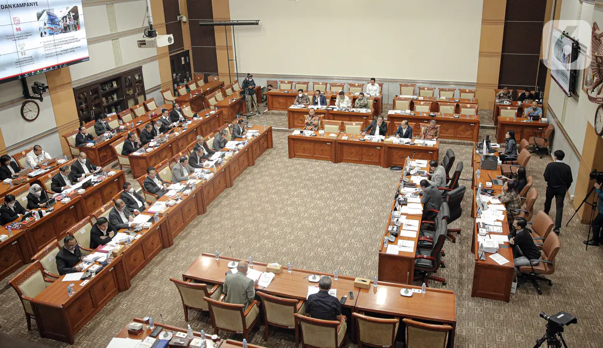 Suasana rapat kerja Ketua KPK Firli Bahuri bersama Wakil Ketua KPK Nurul Ghufron bersama Komisi III DPR di Kompleks Parlemen Senayan, Jakarta, Kamis (9/2/2023). Rapat tersebut membahas evaluasi kinerja dan capaian KPK Tahun 2022 serta rencana kerja tahun 2023. (Liputan6.com/Faizal Fanani)