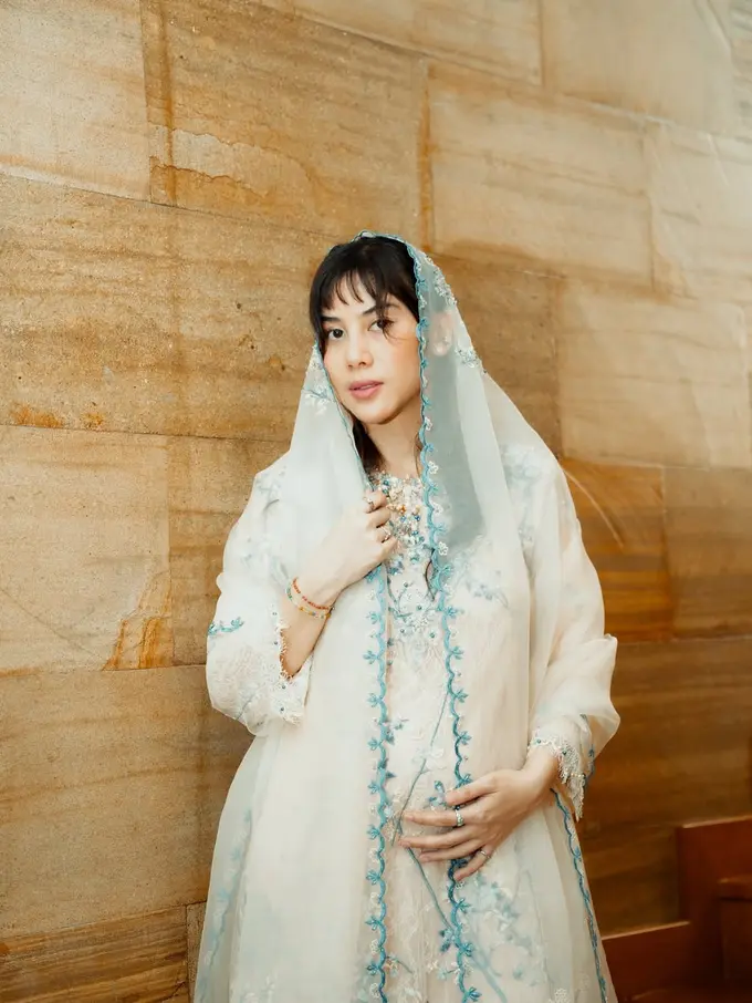 Gaya Adinda Thomas di Tasyakuran 4 Bulan Kehamilan, Anggun Pakai Nude Embroidery Dress dan Veil Biru Pastel