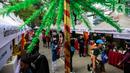 Warga memadati stan UMKM Bazaar Kuliner di kawasan Jakarta, Minggu (26/6/2022). Bazar ini diselenggarakan dalam rangkaian perayaaan HUT ke-495 DKI Jakarta. (Liputan6.com/Johan Tallo)