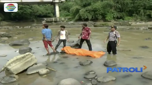 Jenazah pria yang ditemukan di Sungai Cikao di bawah jembatan Tol Cipularang ini langsung dievakuasi polisi bersama warga setempat.