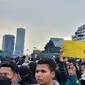 Mahasiswa Demo Depan DPR, Bawa Spanduk Satire Singgung Mahal Minyak Goreng dari Skincare. (Merdeka.com)