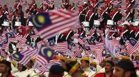 Warga Malaysia merayakan Hari Kemerdekaan ke-58 yang dipusatkan di Dataran Merdeka, Kuala Lumpur, Senin (31/8/2015). Perayaan kemerdekaan kali ini dilakukan di tengah desakan mundur kepada PM Najib. (REUTERS/Olivia Harris)