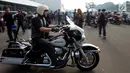 Ketua MPR Zulkifli Hasan mengendarai Motor Gede di Halaman Gedung DPR/MPR, Jakarta, Minggu (1/7). Acara tersebut dilakukan untuk Halal Bihalal Ketua MPR dengan Pencinta Motor Gede dengan mengambil tema "Merah Putih Kita Sama". (Liputan6.com/Johan Tallo)