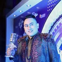 Jebolan ajang pencarian bakat dangdut, Nassar menyabet penghargaan sebagai Penyanyi Dangdut Pria Paling Ngetop, SCTV Music Awards 2016. (Nurwahyunan/Bintang.com)