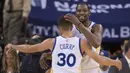 Ekspresi pemain Warriors, Kevin Durant (kanan) memeluk rekannya Stephen Curry #30 usai mengalahkan Toronto Raptors pada lanjutan NBA basketball game di Oracle Arena, (28/12/2016). Warriors menang 121-111. (Reuters/Kyle Terada-USA TODAY Sports)