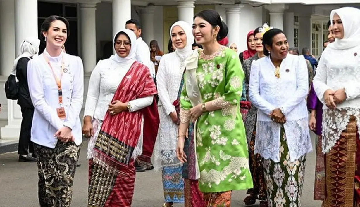 Melengkapi tampilannya, Arumi padukan kebaya janggan putih dengan bawahan Batik gedog hitam [@arumibachsin_94]