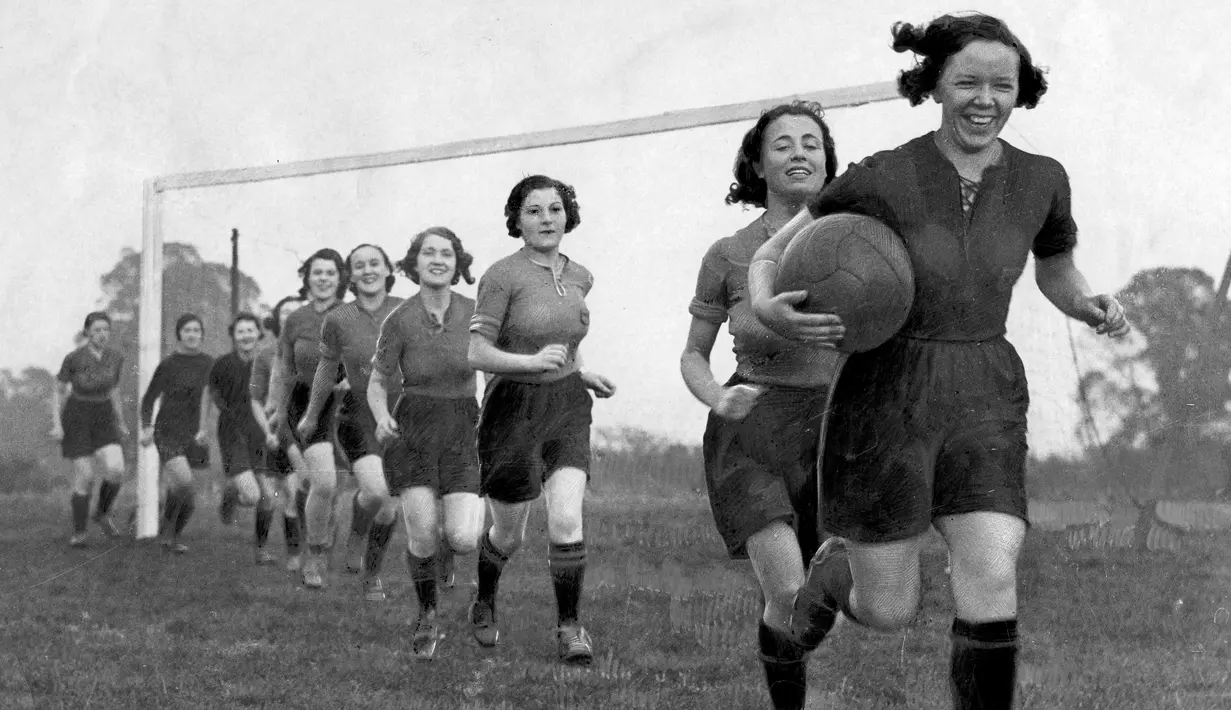 Pesepak bola wanita asal Inggris sedang melakukan pemanasan sebelum menjalani latihan rutin. ( AFP )