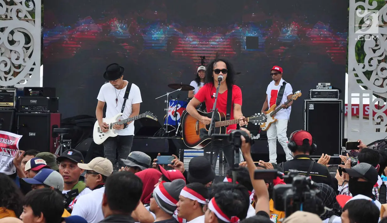 Grup band musik Slank tampil sebagai pengisi puncak Apel Kebangsaan 'Kita Merah Putih' di lapangan Pancasila Simpang Lima Semarang, Minggu (17/3). Seperti diberitakan sebelumnya, acara tersebut digelar untuk mempersatukan masyarakat. (Liputan6.com/Gholib)