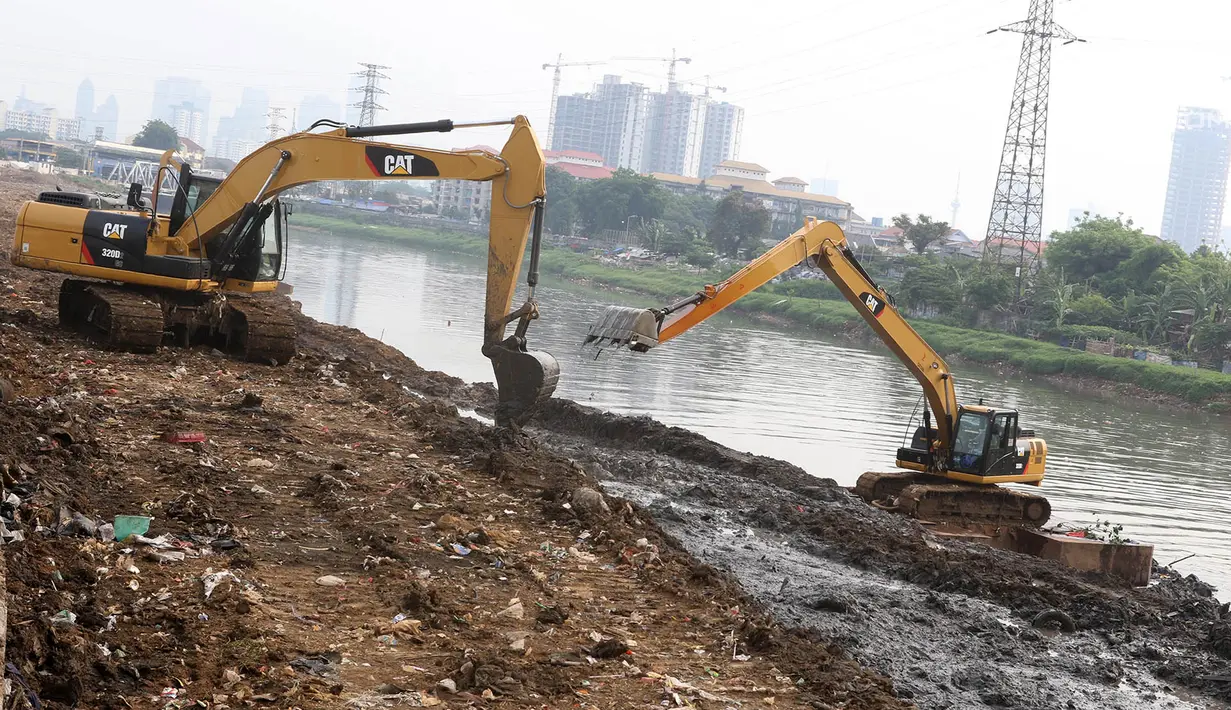 Alat berat mengeruk lumpur yang mengendap di Kanal Banjir Barat, Jakarta, Jumat (3/11). Pengerukan dilakukan sebagai langkah antisipasi banjir seiring memasuki musim hujan. (Liputan6.com/Immanuel Antonius)