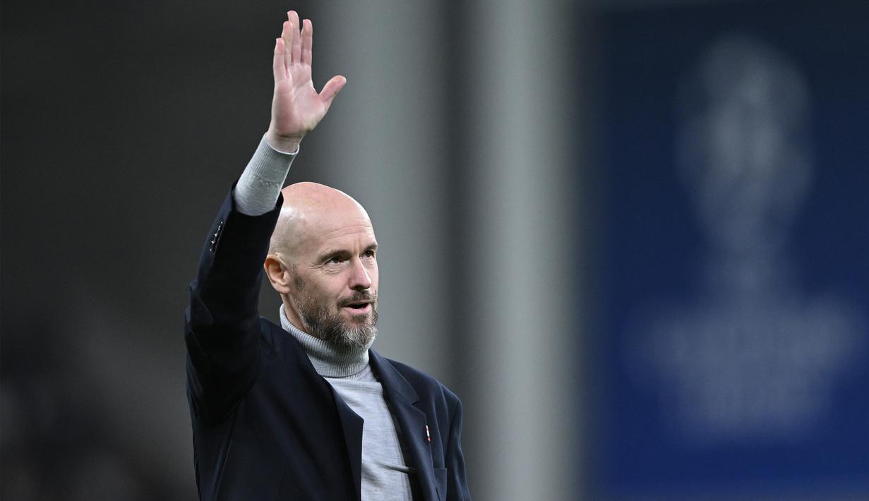 Pelatih MU, Erik Ten Hag melambaikan tangannya ke arah penonton saat pertandingan lanjutan Grup A Liga Champions 2023/2024 antara FC Copenhagen melawan MU yang berlangsung di Stadion Parken, Denmark, Kamis (9/11/2023) dini hari WIB. (AFP/Jonathan Nackstrand)