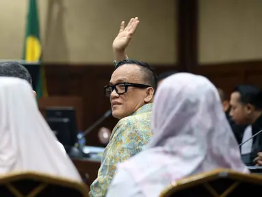 Tersangka kasus dugaan pemerasan dalam pengurusan sertifikat K3 di Kementerian Ketenagakerjaan yang juga mantan Wakil Menteri Ketenagakerjaan (Wamenaker), Immanuel Ebenezer Gerungan (Noel) mengangkat tangan sesaat sebelum persidangan di Pengadilan Tindak Pidana Korupsi (Tipikor) Jakarta pada Pengadilan Negeri Jakarta Pusat, Senin (19/1/2026). Hari ini, Senin (19/1/2026), mantan Wakil Menteri Ketenagakerjaan (Wamenaker), Immanuel Ebenezer Gerungan atau biasa dikenal dengan panggilan Noel menjalani sidang perdana terkait kasus dugaan pemerasan dalam pengurusan sertifikat K3 di Kementerian Ketenagakerjaan. (Kapanlagi.com/Budy Santoso)