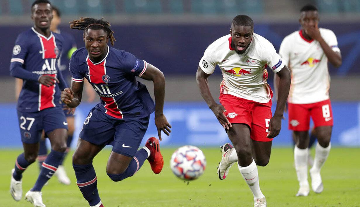 Penyerang Paris Saint Germain, Moise Kean, berebut bola dengan pemain RB Leipzig, Dayot Upamecano, pada laga Liga Champions di RB Arena, Kamis (5/11/2020). RB Leipzig menang dengan skor 2-1. (AP/Michael Sohn)