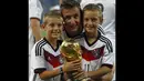 Pemain depan Timnas Jerman, Miroslav Klose (tengah), berpose bersama kedua anaknya usai meraih gelar juara Piala Dunia 2014, Brasil, (14/7/2014). (REUTERS/Eddie Keogh)