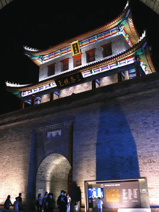 Orang-orang menikmati tur malam hari menyusuri kota kuno Jimo di Qingdao, Provinsi Shandong, China timur, pada 25 Juli 2020. (Xinhua/Liang Xiaopeng)