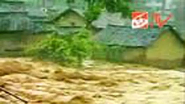 Banjir terus melanda sebagian wilayah di Cina. Di Provinsi Sichuan, hujan deras menimbulkan bencana air bah dan menewaskan puluhan orang. 