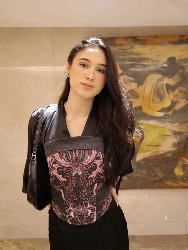 6 Inspirasi Mix & Match Corset Batik ala Yasmin Napper hingga Prilly Latuconsina