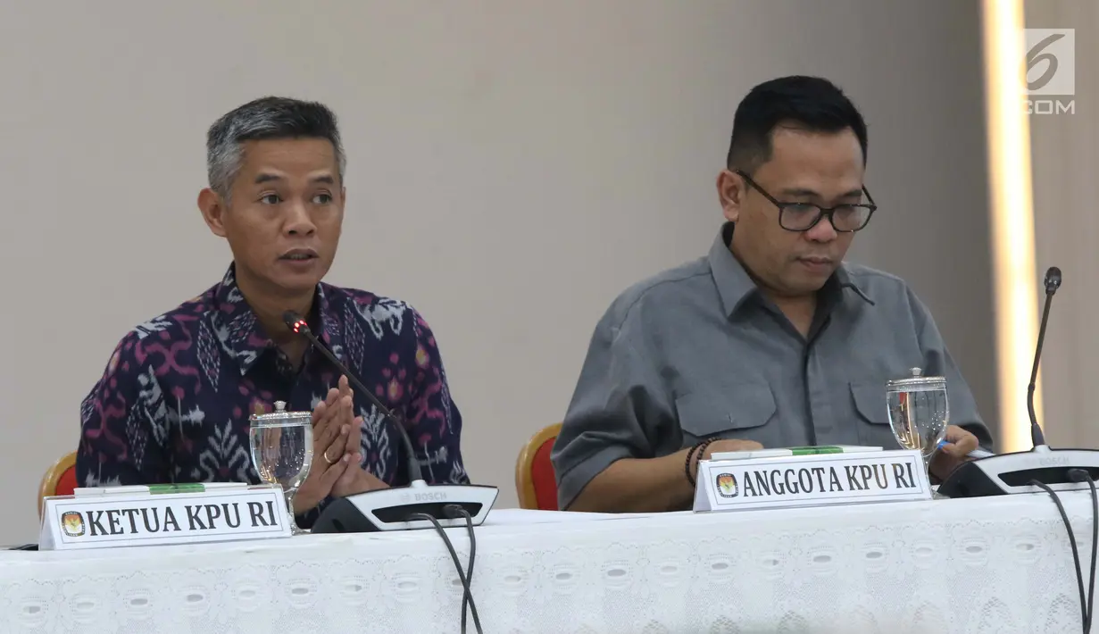 Komisioner KPU, Wahyu Setiawan (kiri) memimpin rapat persiapan debat ke-3 dan ke-4 Capres/Cawapres Pemilu 2019 di Gedung KPU, Jakarta, Selasa (26/2). Rapat berlangsung tertutup dan dihadiri kedua tim pemenangan paslon. (Liputan6.com/Helmi Fithriansyah)