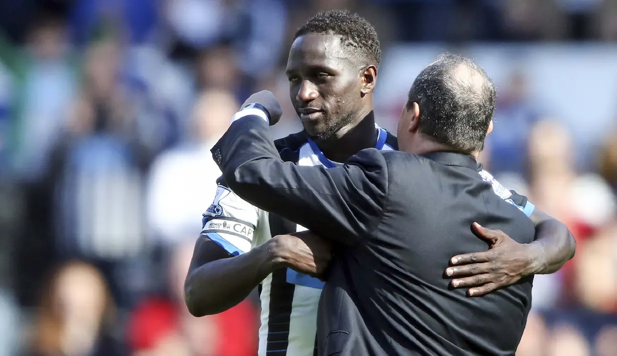 Rafael Benitez manajer Newcastle United memeluk Moussa Sissoko setelah timnya menang atas Tottenham Hotspur.  (AFP/Scott Heppell)
