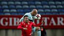 Pemain Belgia, Laurent Ciman (kanan), berebut bola dengan pemain Gibraltar, Lee Casciaro, dalam laga lanjutan Grup C Kualifikasi Piala Dunia 2018 zona Eropa di Faro Municipal Stadium, Faro, Gibraltar, Selasa (11/10/2016). (Reuters/Rafael Marchante)