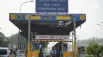 Petugas terlihat di dekat Gerbang Pejompongan tol dalam kota yang rusak akibat dibakar massa di Jakarta, Rabu (25/9/2019). Terbakarnya gerbang tol tersebut saat unjuk rasa yang menolak UU KPK dan RUU KUHP di depan gedung DPR Senayan berujung ricuh. (Liputan6.com/Immanuel Antonius)
