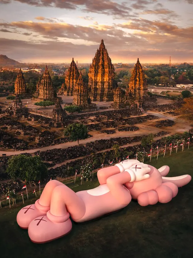 KAWS: Holiday Mampir ke Candi Prambanan, Bisa Dikunjungi hingga 31 Agustus 2023